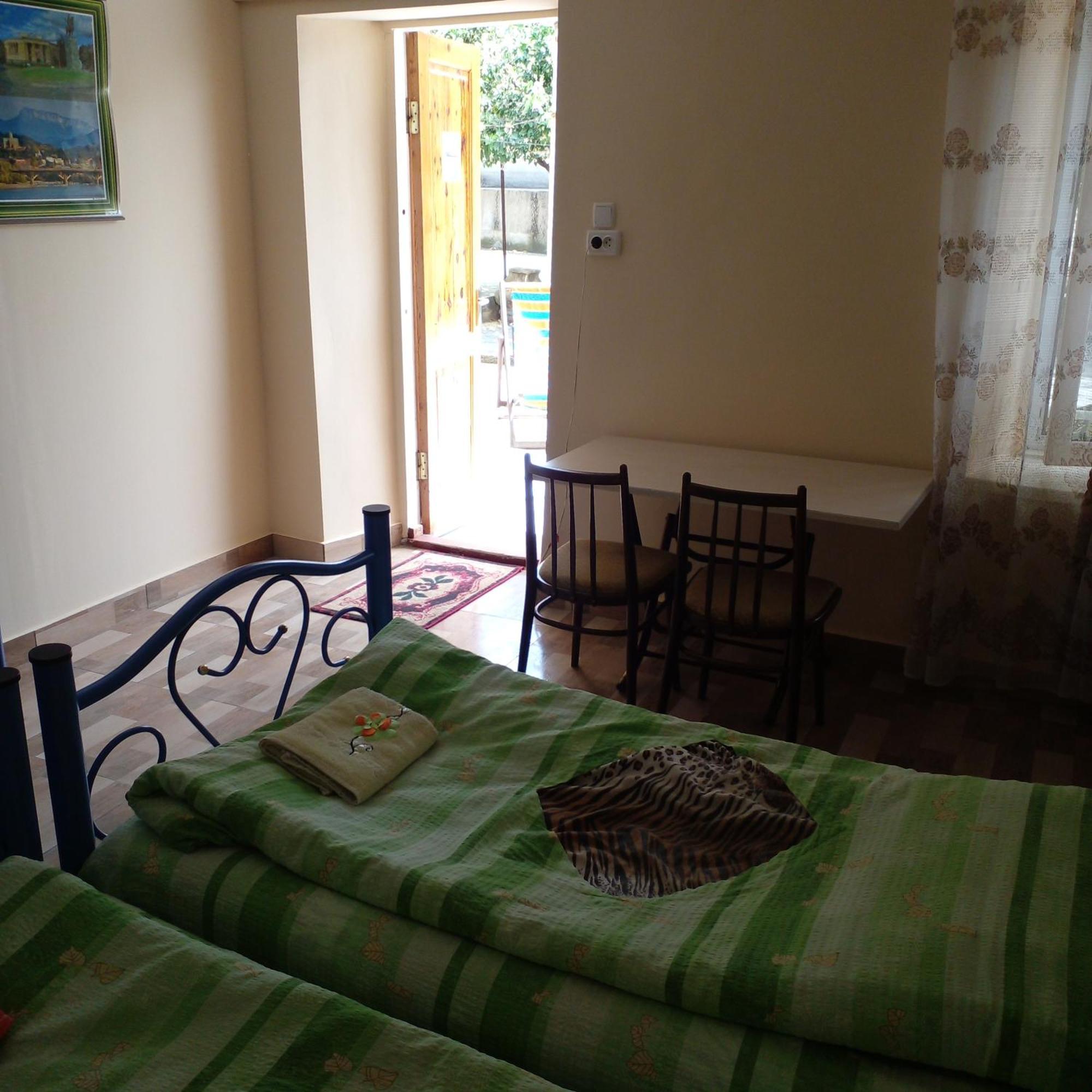 Giorgi'S Homestay Kutaisi Bagian luar foto