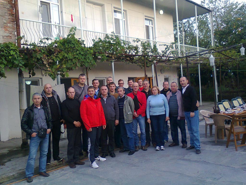 Giorgi'S Homestay Kutaisi Bagian luar foto