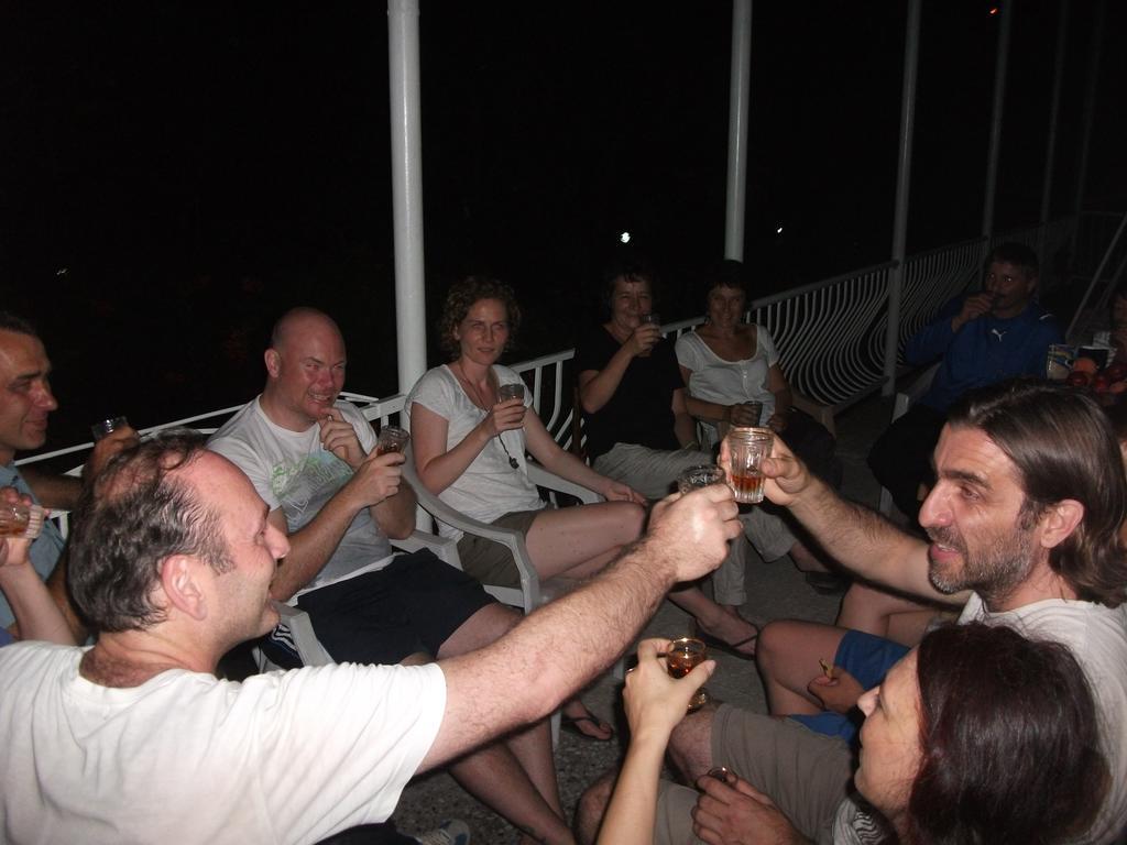 Giorgi'S Homestay Kutaisi Bagian luar foto