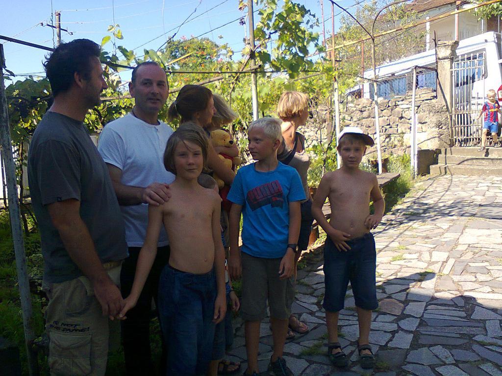 Giorgi'S Homestay Kutaisi Bagian luar foto