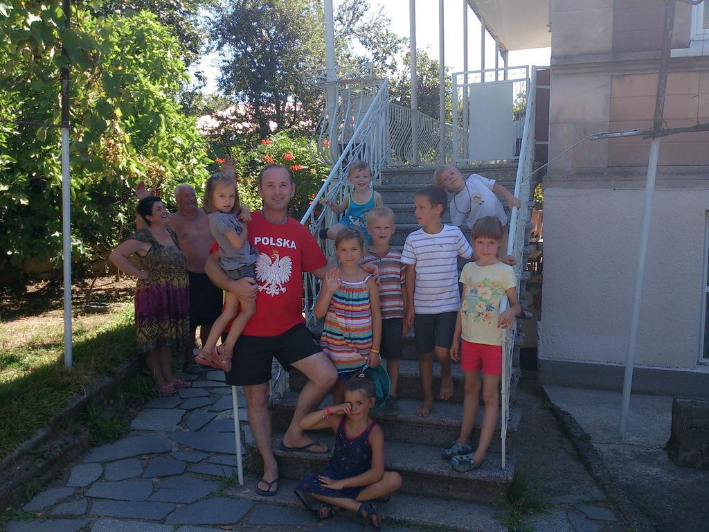 Giorgi'S Homestay Kutaisi Bagian luar foto