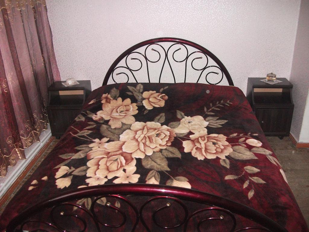 Giorgi'S Homestay Kutaisi Bagian luar foto