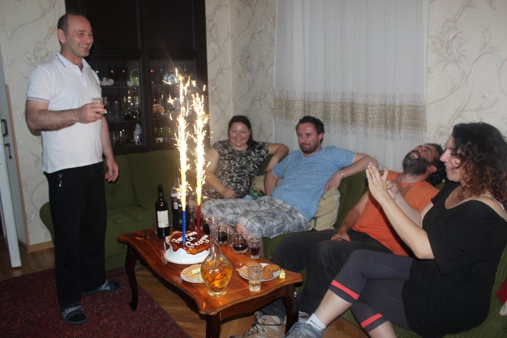 Giorgi'S Homestay Kutaisi Bagian luar foto