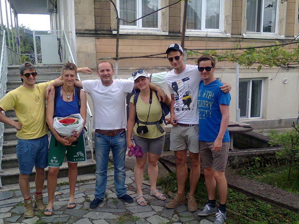 Giorgi'S Homestay Kutaisi Bagian luar foto