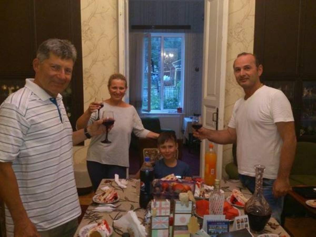Giorgi'S Homestay Kutaisi Bagian luar foto