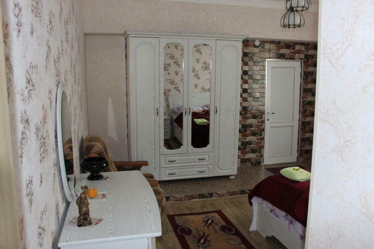 Giorgi'S Homestay Kutaisi Bagian luar foto