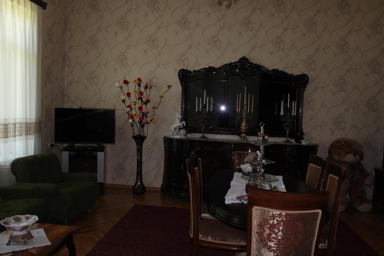 Giorgi'S Homestay Kutaisi Bagian luar foto